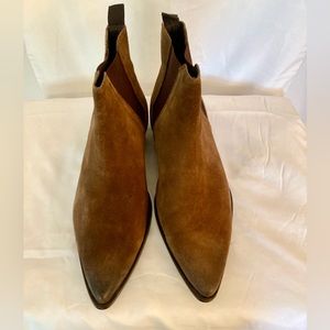 SoSo Men’s size 10.5 men’s suede distressed chukka boots slight wear on the heel